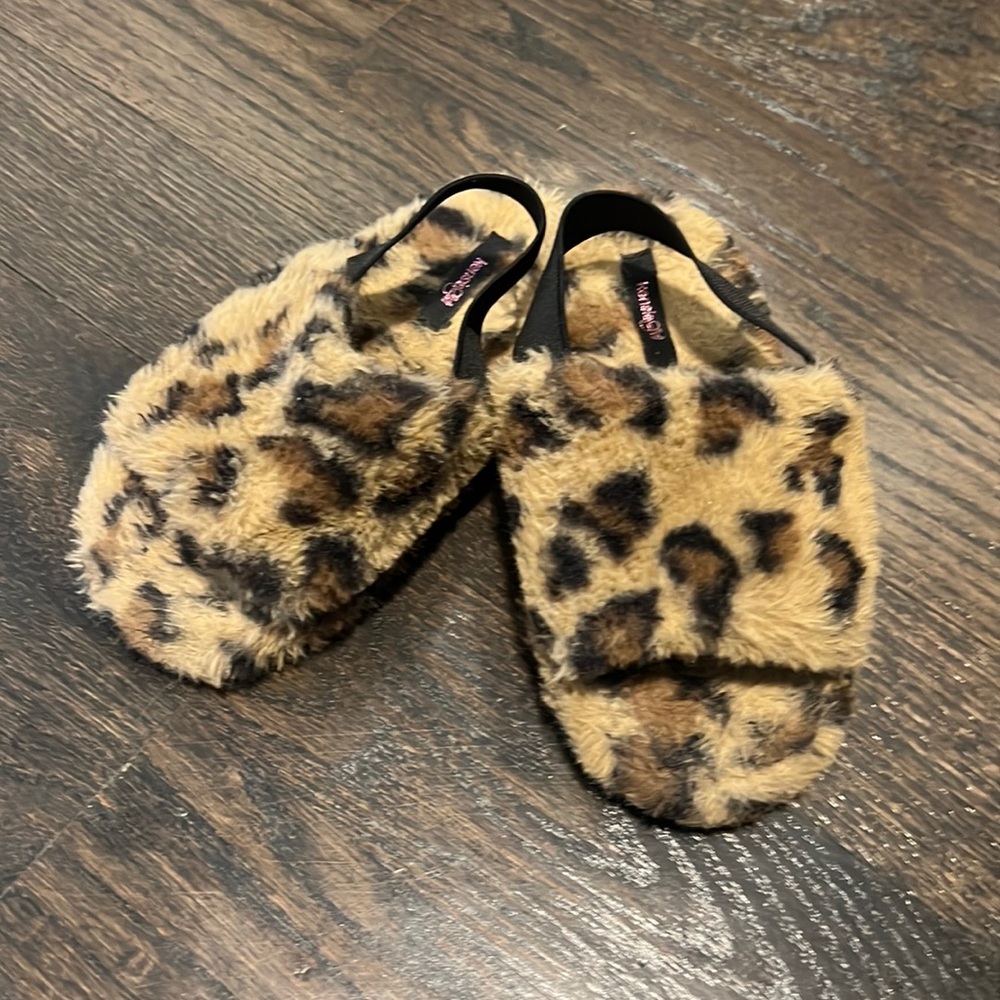👟 3 for $36 👟 Cheetah print fluffy house slippers